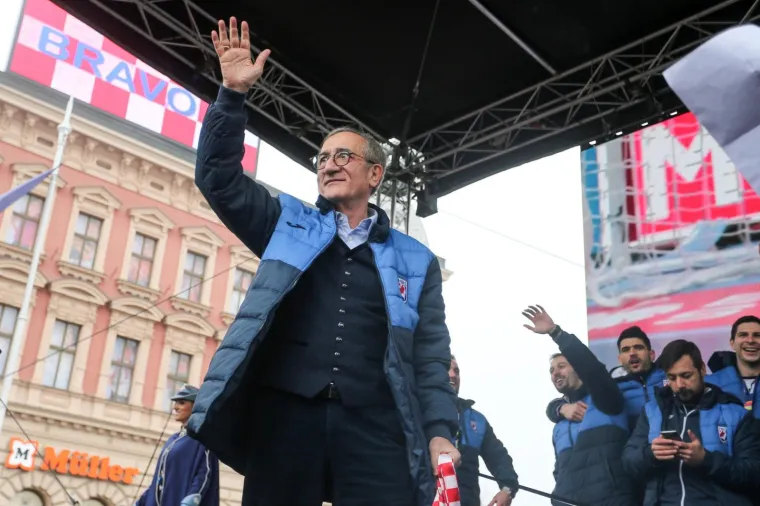 Tisuće ljudi na zagrebačkom glavnom Trgu dočekale su srebrne kauboje: Atmosferu su zagrijali Zaprešić Boysi
