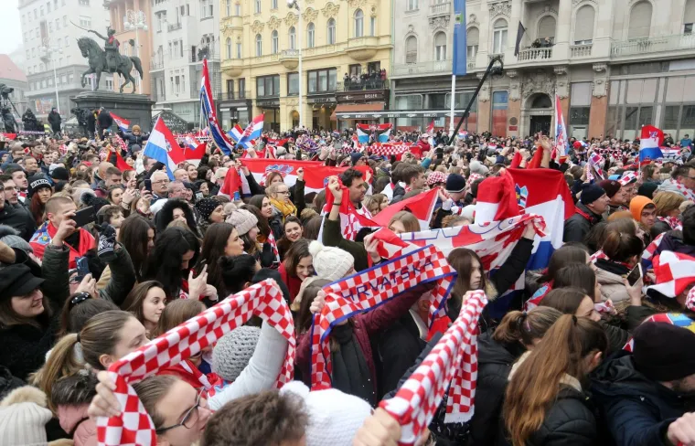 Tisuće ljudi na zagrebačkom glavnom Trgu dočekale su srebrne kauboje: Atmosferu su zagrijali Zaprešić Boysi