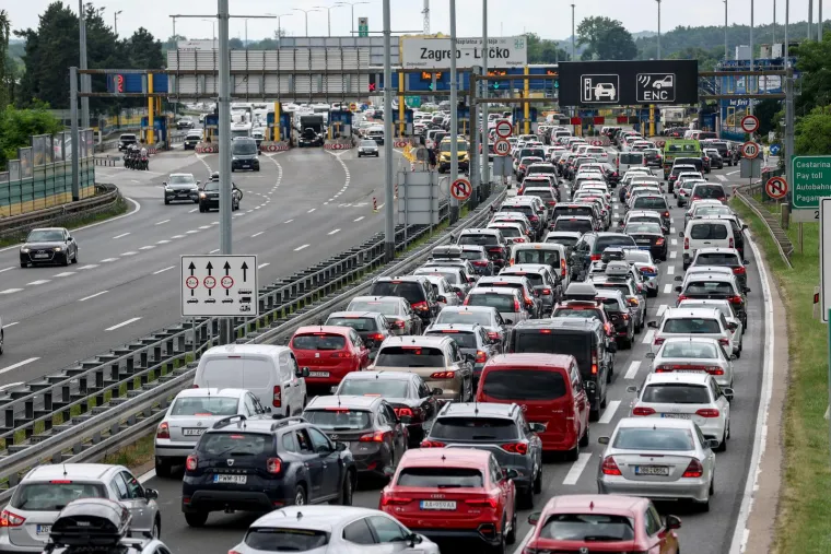 FOTO Ogromne gužve na autocestama. Na naplatnim kućicama Lučko, kolona prema moru oko 6 kilometara