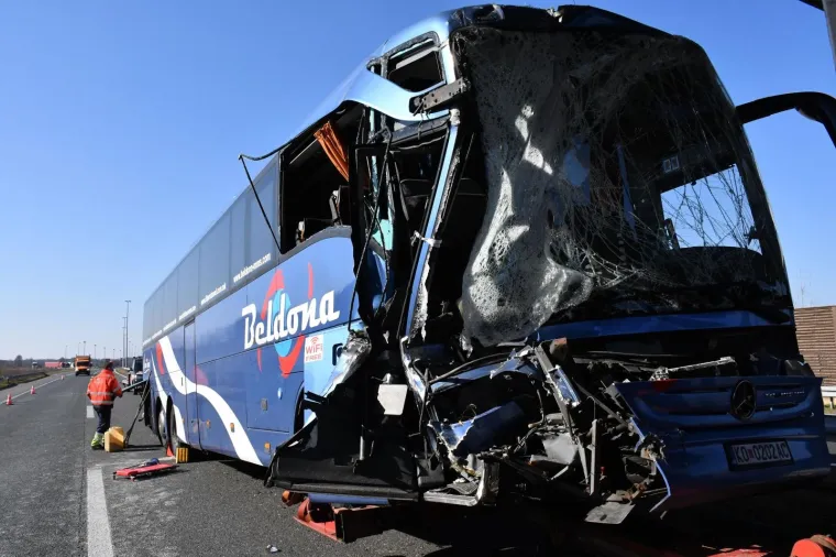 Teška nesreća na autocesti: Sudarili se kamion i autobus, sedam osoba je ozlijeđeno