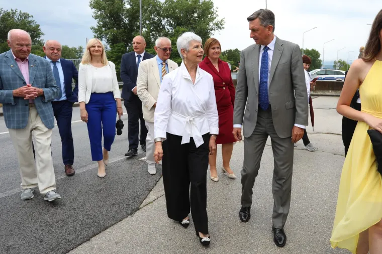 Osmijehe nisu skidali s lica, a pali su i zagrljaji i pusice: Pogledajte kako su Kosor i Pahor obilježili veliku godišnjicu