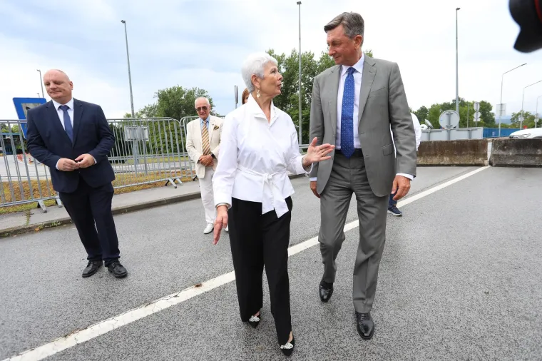 Osmijehe nisu skidali s lica, a pali su i zagrljaji i pusice: Pogledajte kako su Kosor i Pahor obilježili veliku godišnjicu
