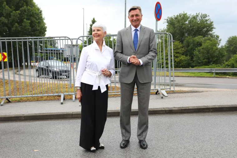 Osmijehe nisu skidali s lica, a pali su i zagrljaji i pusice: Pogledajte kako su Kosor i Pahor obilježili veliku godišnjicu