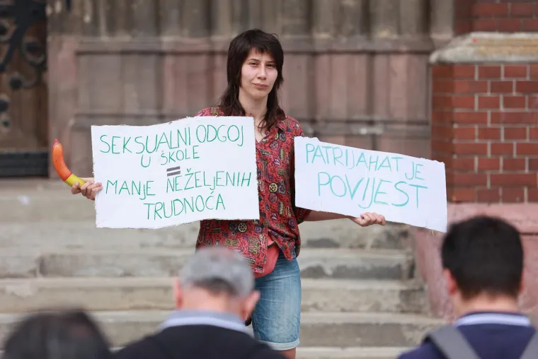 Na bananu nataknula kondom i uperila poruku moliteljima: 'Patrijarhat je povijest'