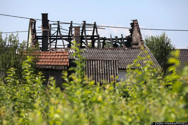 Jezivi prizori jutro nakon pucnjave u Sisku: Svuda se osjeti miris paleži, kuće su izgorjele do temelja
