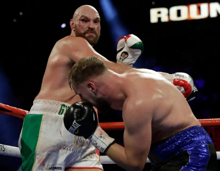 Krvavi Tyson Fury odveden je hitno u bolnicu nakon što je pretrpio neugodnu ozljedu u svojoj pobjedi nad Otto Wallinom, u jednom muškom žestokom meču u kojem je sve frcalo… Fury, koji je borbu završio tako da su mu njegov nijeli boksački dres bio crven, krvav… Krv mu je čitavo vrijeme curila niz lice, oko, kapljala i otežavala mu borbu. Iako je Wallin mislio da je učinio dovoljno, pobjeda u Las Vegasu bila je jednoglasna za Furyja 116-112, 117-111, 118-110.