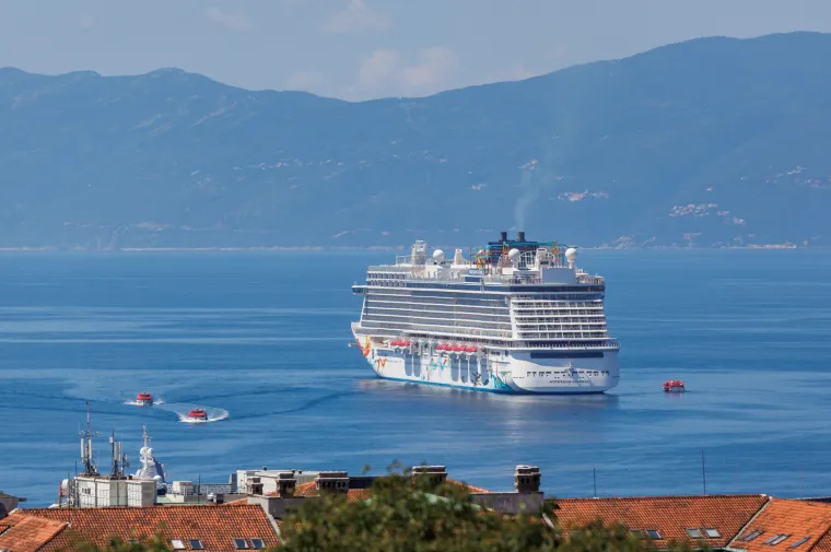 Pogledajte kakav ljepotan plovi Jadranom! Na njemu je 4000 turista i 1600 članova posade...