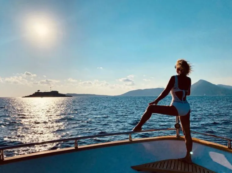 Lepa Brena u sedmom desetljeću šokira fenomenalnim izgledom, a osobito kad su u pitanju izdanja za plažu
