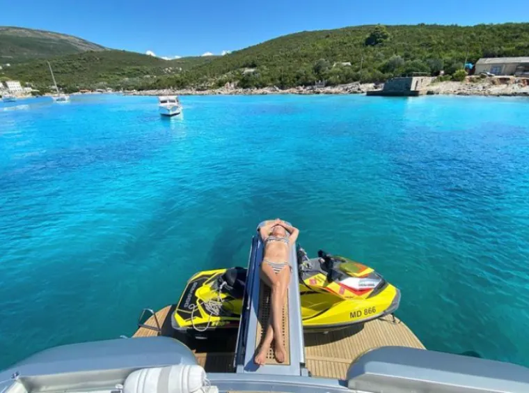 Lepa Brena u sedmom desetljeću šokira fenomenalnim izgledom, a osobito kad su u pitanju izdanja za plažu