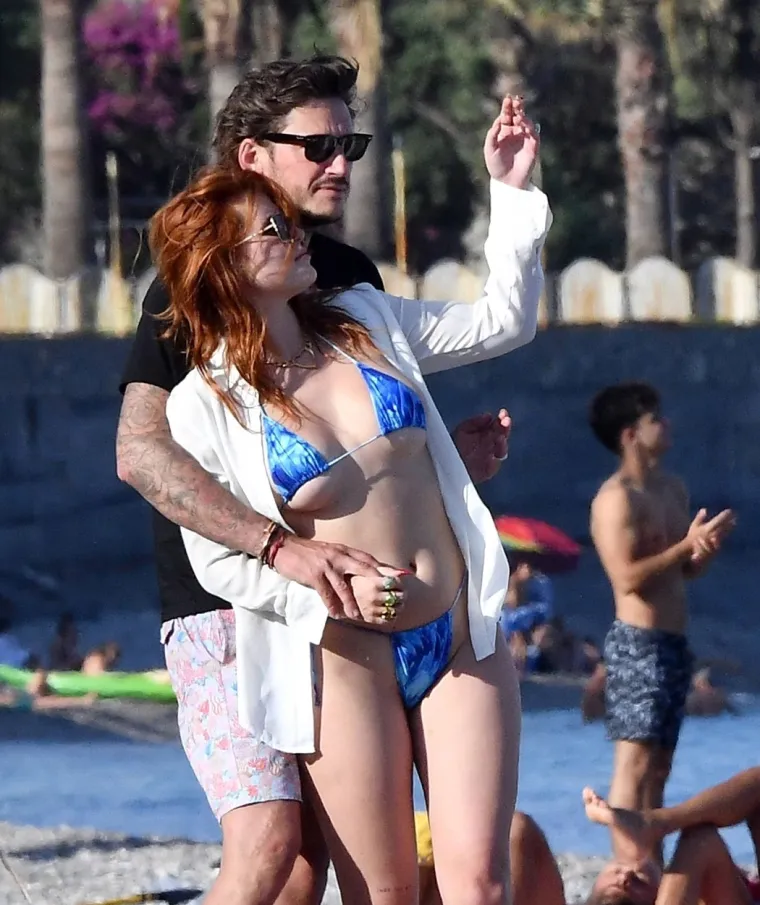 Bella Thorne i Mark Emms uhvaćeni dok su strasti gorjele na plaži, a sad se cijeli svijet divi njenoj bujnoj pozadini
