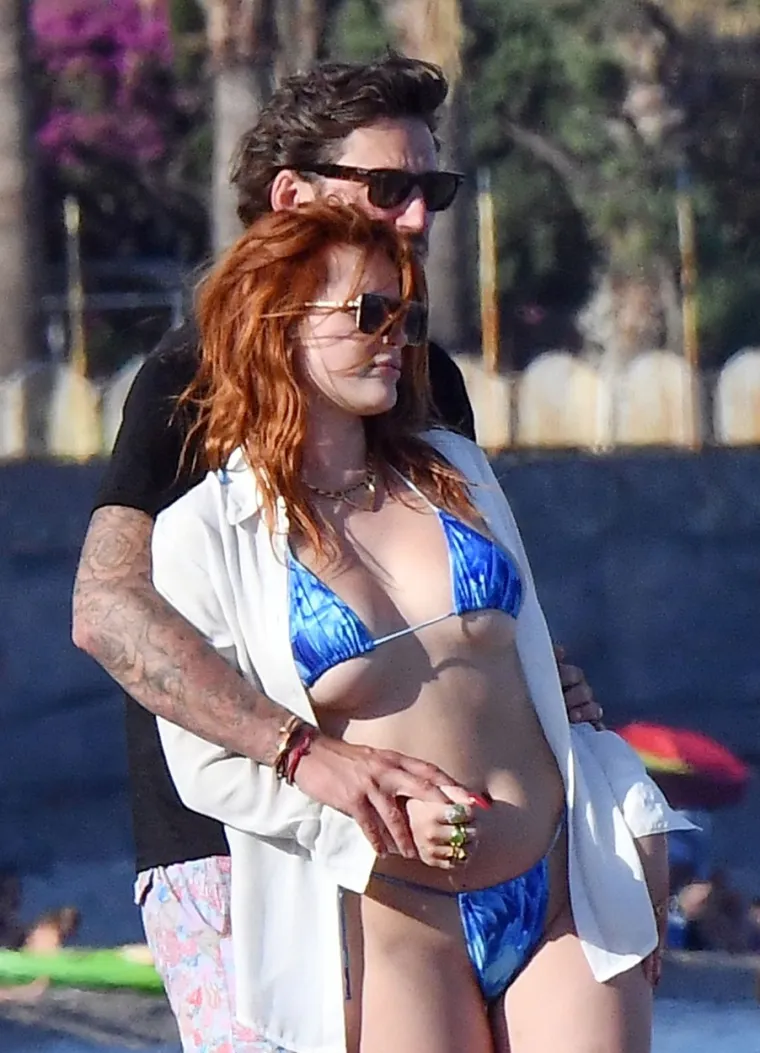 Bella Thorne i Mark Emms uhvaćeni dok su strasti gorjele na plaži, a sad se cijeli svijet divi njenoj bujnoj pozadini
