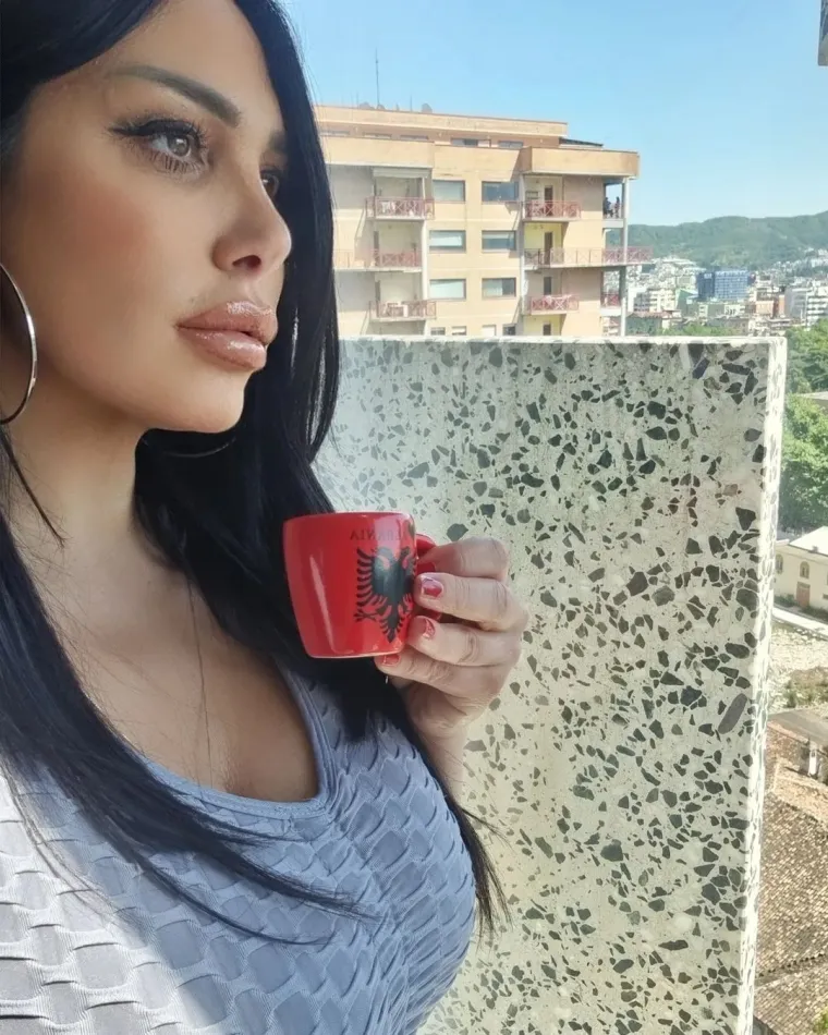 'Ona voli ljeto jer se tada nose ljetne haljinice'; Njezina je skliznula i otkrila previše: 'Nešto ti je ispalo'