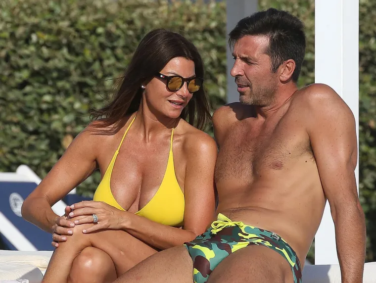 PAPARAZZI TAJNO SNIMILI VRUĆU TALIJANSKU VODITELJICU I BUFFONA: Evo što mu je radila na plaži