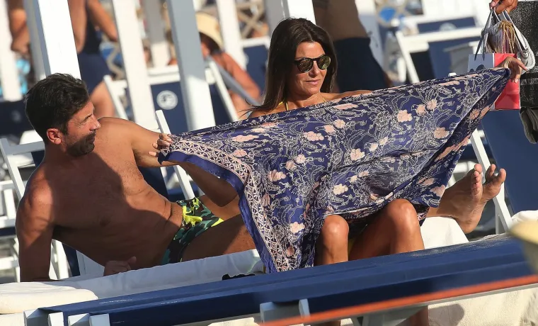 PAPARAZZI TAJNO SNIMILI VRUĆU TALIJANSKU VODITELJICU I BUFFONA: Evo što mu je radila na plaži