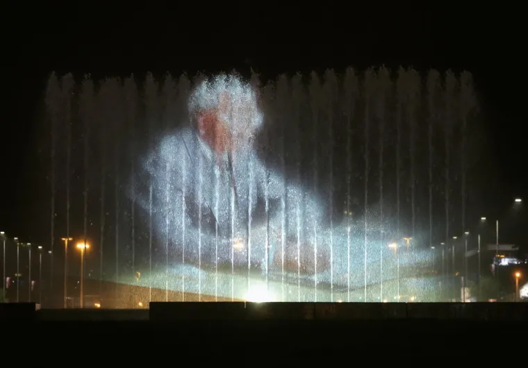NELSON MANDELA USRED ZAGREBA: Na vodenom zastoru fontana projicirane slike slavnog Južnoafrikanca