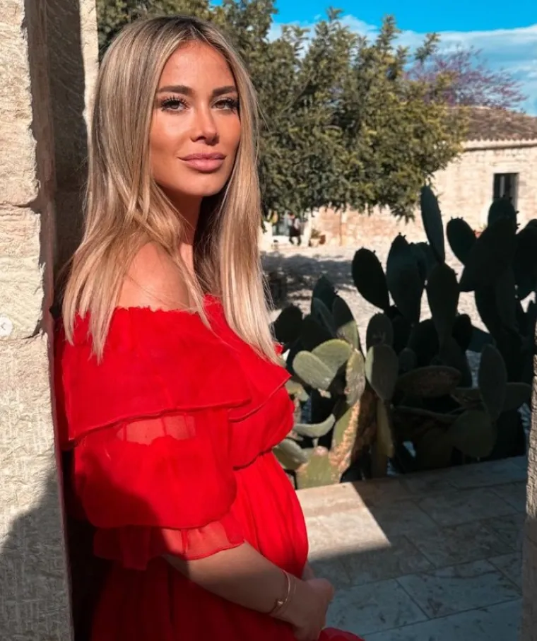 Diletta ponovno pokazala svoje atribute, dok se iza nje vidi pun Mjesec: Fanovi oduševljeni; 'Ja vidim još dva velika...'