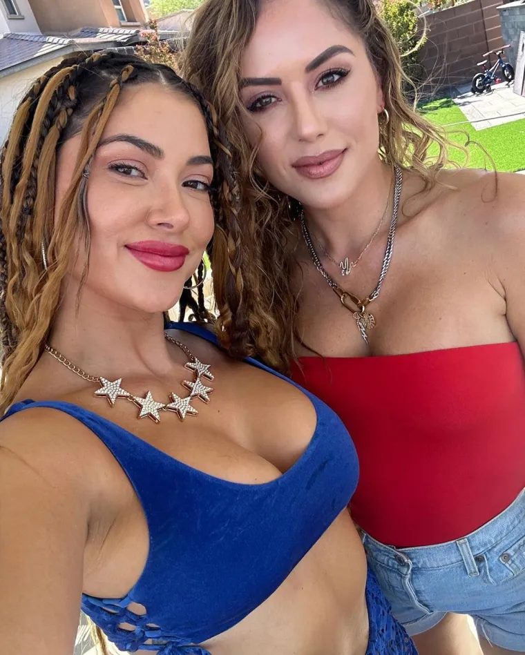 Bujne ring djevojke zajedno proslavile Dan neovisnosti i počastile obožavatelje vrelim selfijima