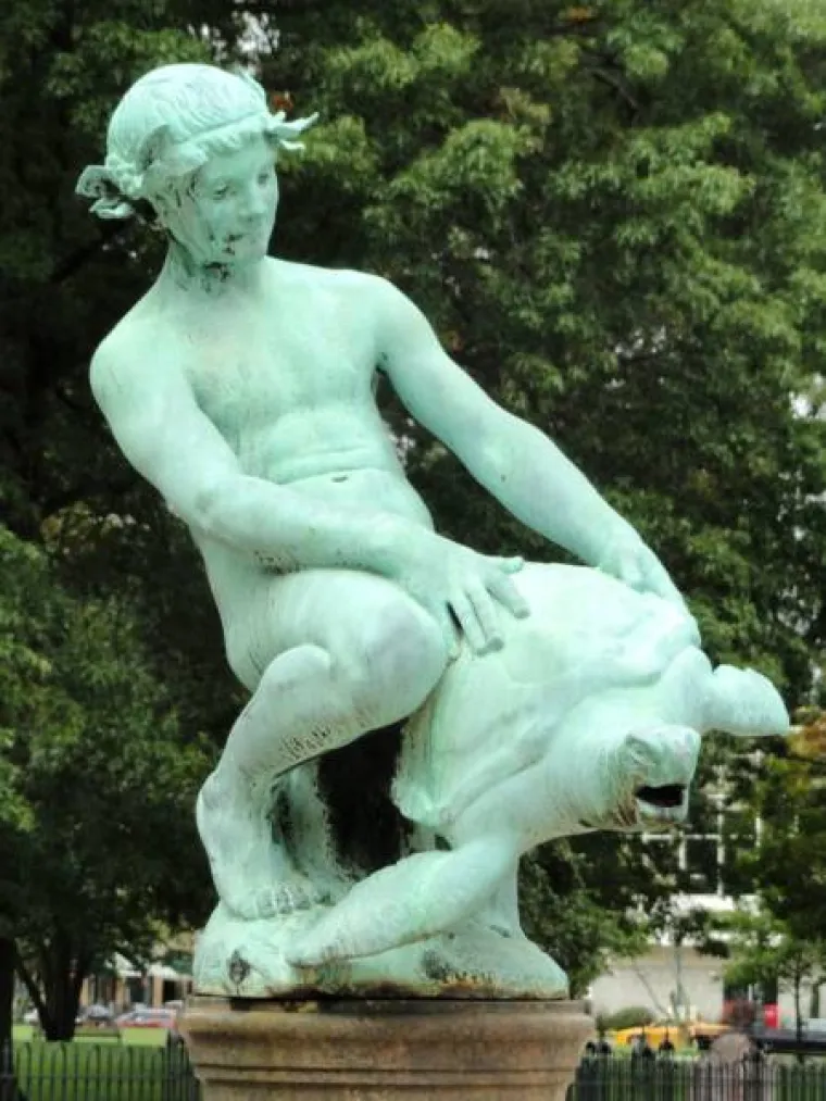 NEKE SKULPTURE KAO DA PROVOCIRAJU LJUDE DA SE SPRDAJU S NJIMA: Što je kipar točno htio reći?