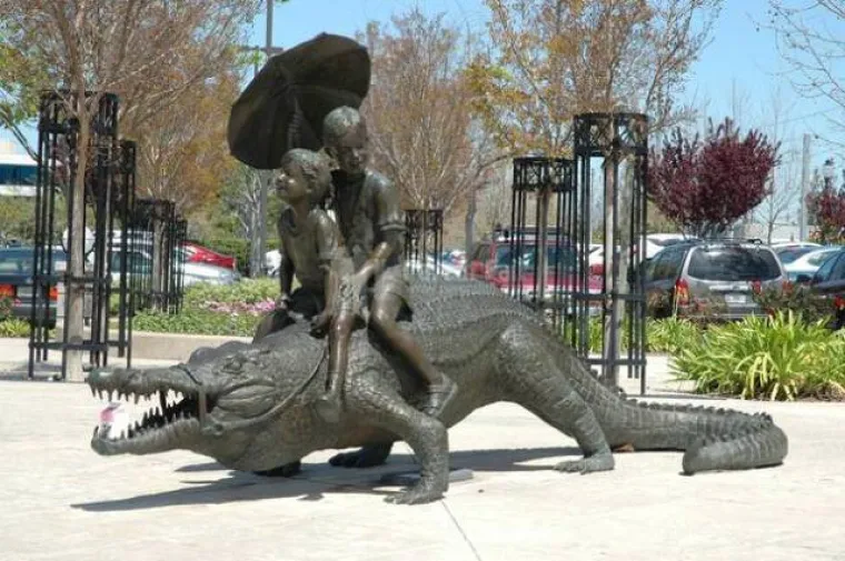 NEKE SKULPTURE KAO DA PROVOCIRAJU LJUDE DA SE SPRDAJU S NJIMA: Što je kipar točno htio reći?