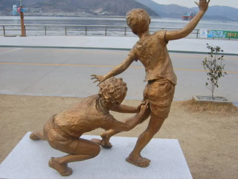 NEKE SKULPTURE KAO DA PROVOCIRAJU LJUDE DA SE SPRDAJU S NJIMA: Što je kipar točno htio reći?