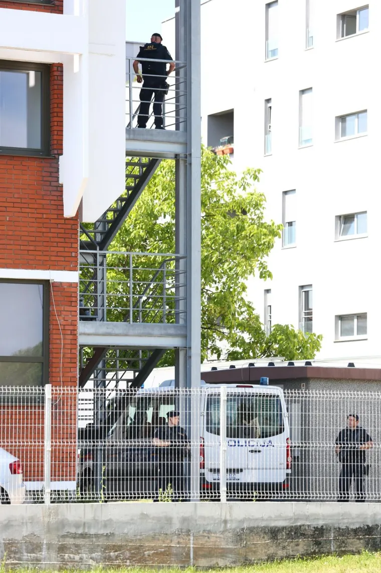 U slučaju da sud odobori izručenje, izručenik se može žaliti Vrhovnom sudu do čije se odluke odgađa njegovo eventualno izručenje.