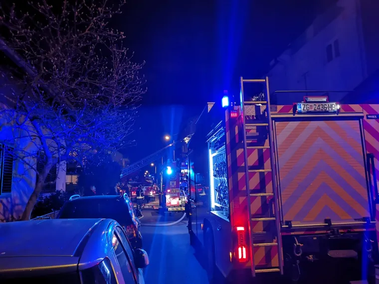 Buknuo požar u zgradi u Zagrebu: Gorjelo je u potkrovlju, na terenu su vatrogasci