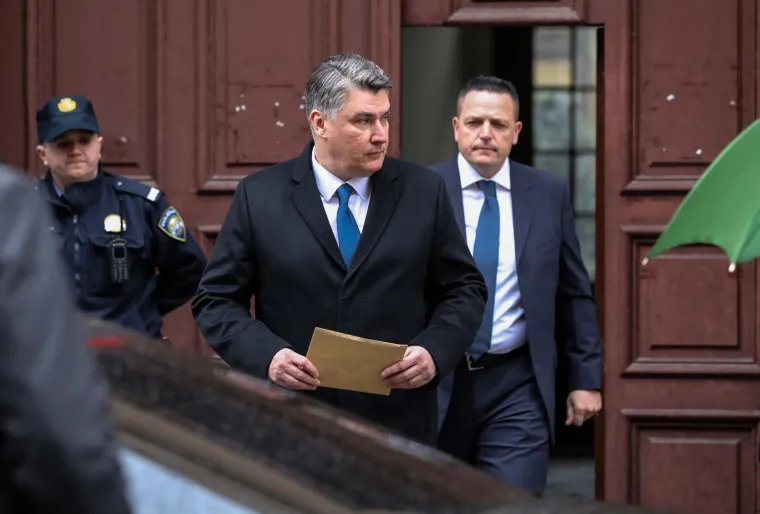Prva dama blista u decentnoj ružičastoj kombinaciji: Iznenadit ćete se tko joj je šivao haljinu po mjeri