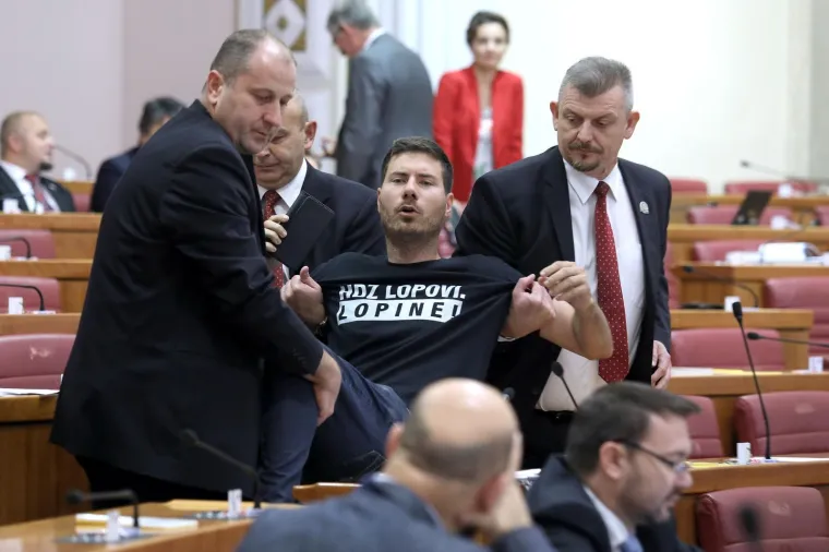 23.10.2019., Zagreb - Sabor je 14. sjednicu nastavio raspravom o Prijedlogu zakona o biljnom zdravstvu. Ivan Pernar je ponovno ispovocirao izbacivanje iz sabornice. Foto: Patrik Macek/PIXSELL