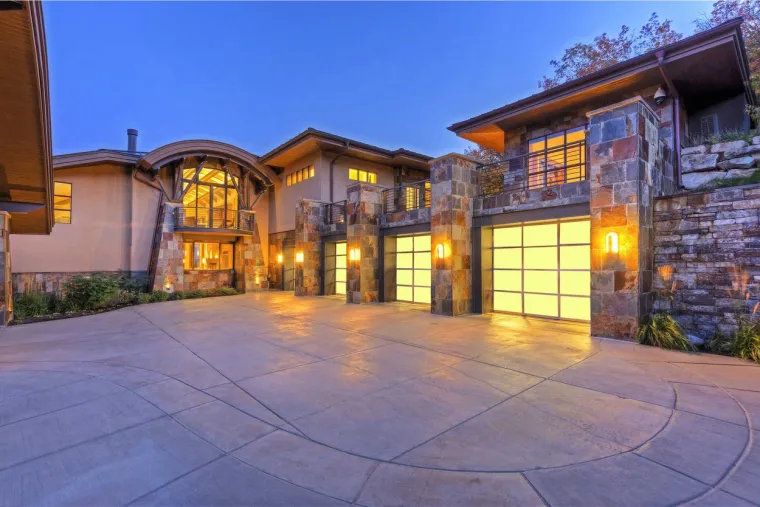 Ovaj mansion sagrađen je u elitnom dijelu koji se zove Park City godine 2006. Megaluksuzna kuća veličine je 10 000 četvornih metara sadrži pet spavaćih soba i osam kupaonica - kao i simulator golfa.