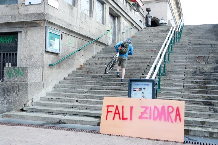 Tko stoji iza neobičnog natpisa koji se pojavljuje na poznatim mjestima u centru Zagreba?