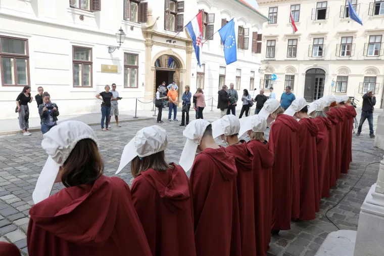SLUŠKINJE OPET OKUPIRALE MARKOV TRG: 'Tražimo hitnu primjenu Istanbulske konvencije'