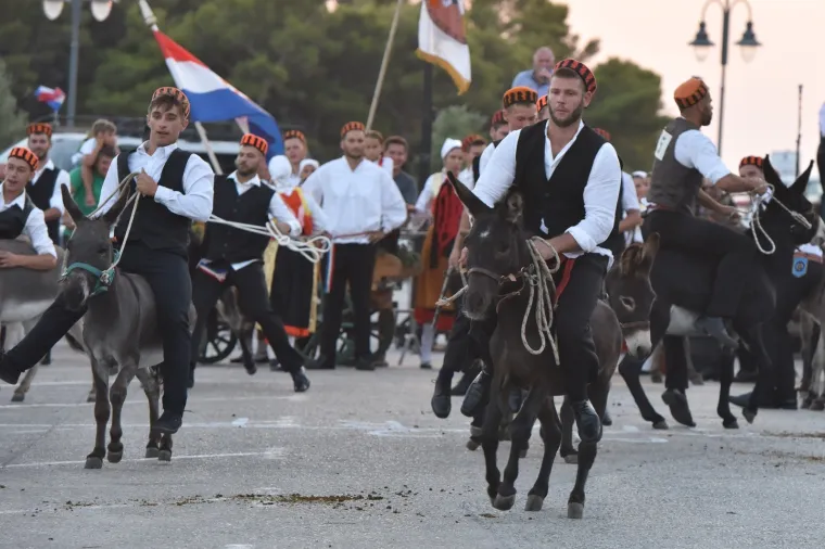Veliko veselje unatoč pandemiji: Mještani uživali u tradicionalnoj 53. utrci tovara u Tribunju