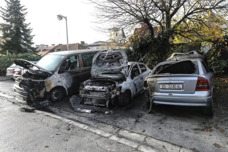 14.11.2019., Zagreb - Na Kajfešovom brijegu izgorjela dva automobila i kombi.