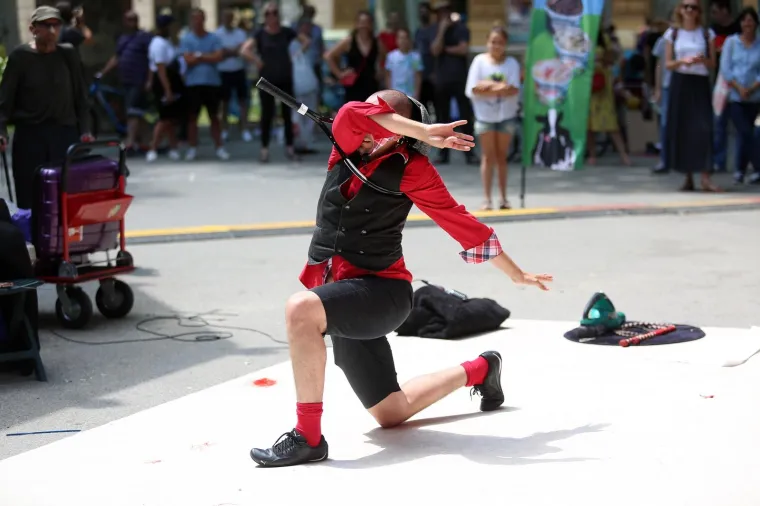 FRANCUSKI PERFORMER NA ZRINJEVCU: Bubble man oduševio posjetitelje uličnog festivala Cest is d'Best