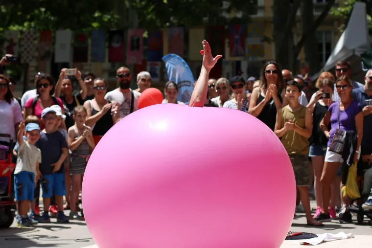 FRANCUSKI PERFORMER NA ZRINJEVCU: Bubble man oduševio posjetitelje uličnog festivala Cest is d'Best