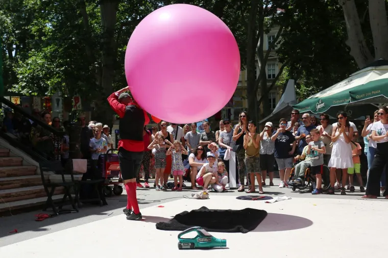 FRANCUSKI PERFORMER NA ZRINJEVCU: Bubble man oduševio posjetitelje uličnog festivala Cest is d'Best