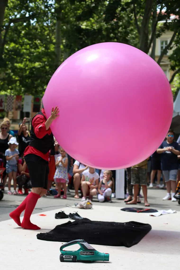 FRANCUSKI PERFORMER NA ZRINJEVCU: Bubble man oduševio posjetitelje uličnog festivala Cest is d'Best