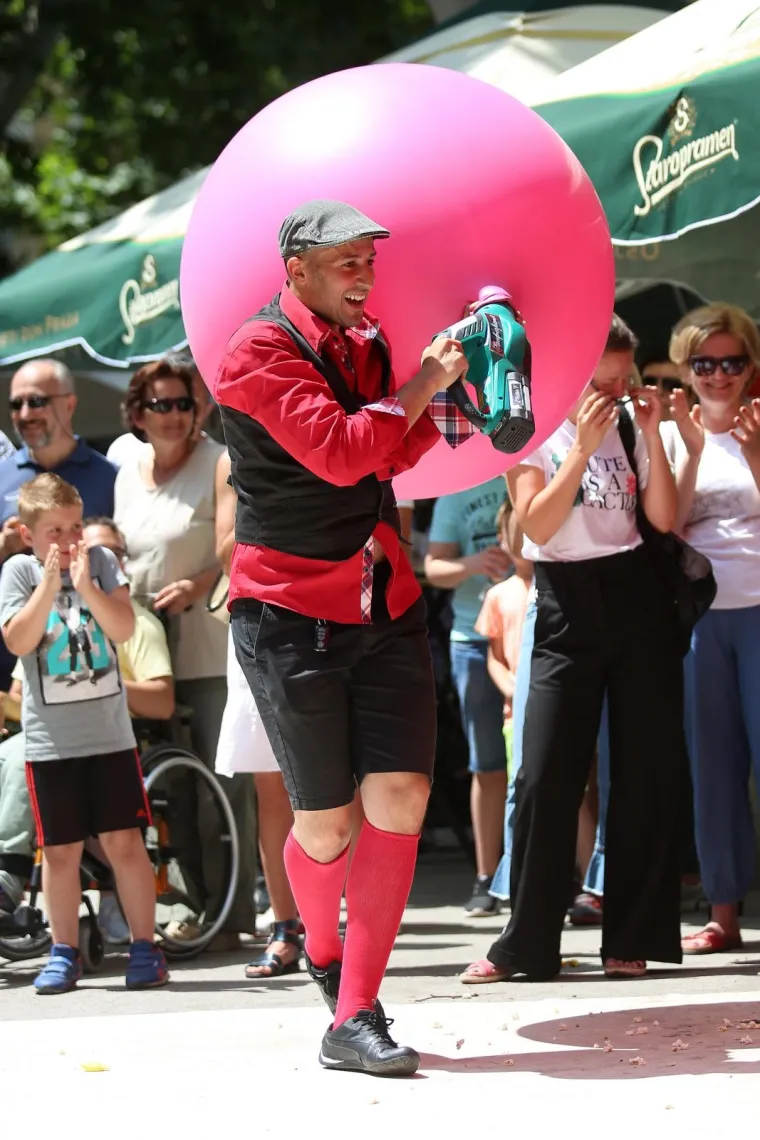 FRANCUSKI PERFORMER NA ZRINJEVCU: Bubble man oduševio posjetitelje uličnog festivala Cest is d'Best