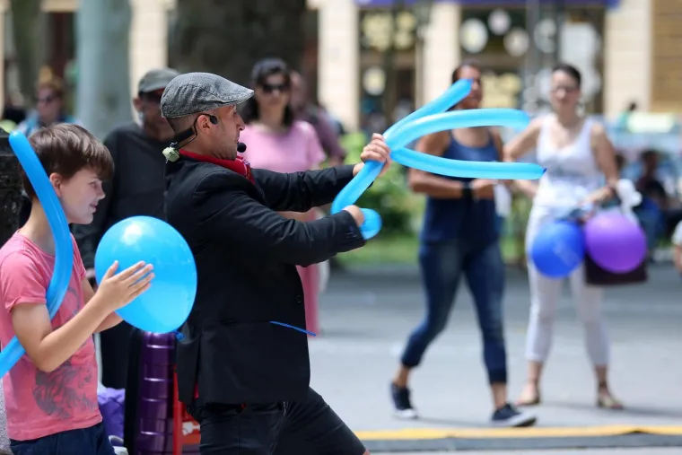 FRANCUSKI PERFORMER NA ZRINJEVCU: Bubble man oduševio posjetitelje uličnog festivala Cest is d'Best