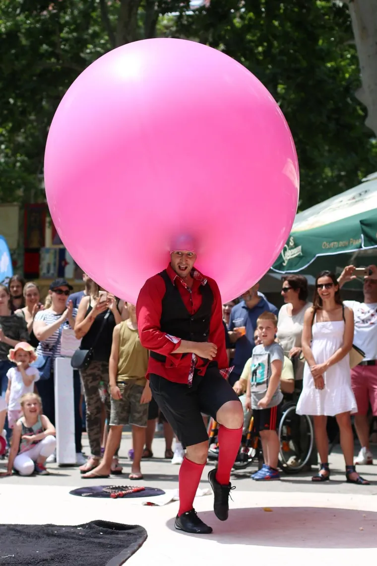 FRANCUSKI PERFORMER NA ZRINJEVCU: Bubble man oduševio posjetitelje uličnog festivala Cest is d'Best