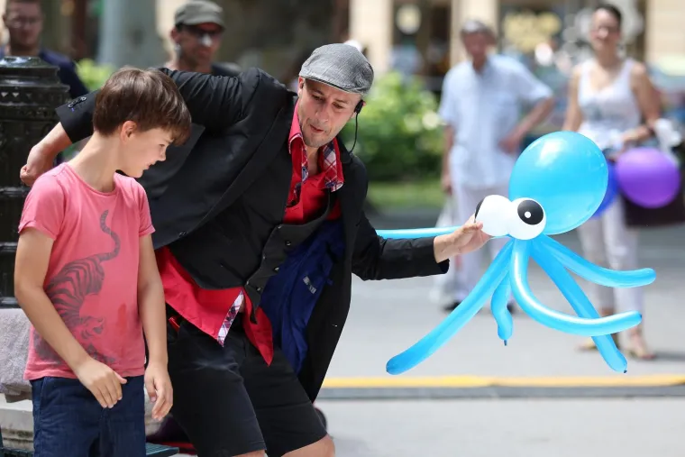 FRANCUSKI PERFORMER NA ZRINJEVCU: Bubble man oduševio posjetitelje uličnog festivala Cest is d'Best
