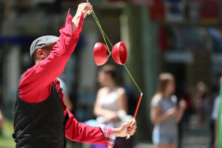FRANCUSKI PERFORMER NA ZRINJEVCU: Bubble man oduševio posjetitelje uličnog festivala Cest is d'Best