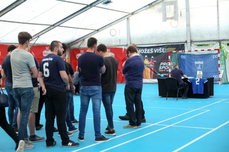 KOMEMORACIJA TRAGIČNO PREMINULIMA CAPARU I KADRNKI: Junaci Futsal Dinama nikad neće biti zaboravljeni