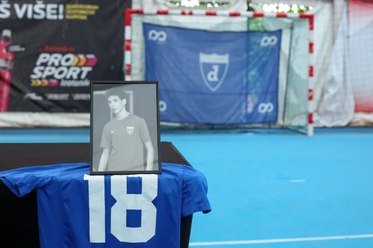 KOMEMORACIJA TRAGIČNO PREMINULIMA CAPARU I KADRNKI: Junaci Futsal Dinama nikad neće biti zaboravljeni