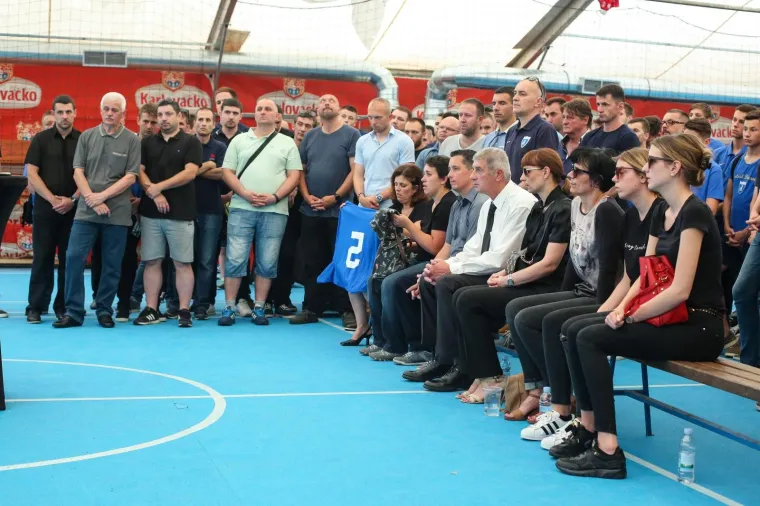 KOMEMORACIJA TRAGIČNO PREMINULIMA CAPARU I KADRNKI: Junaci Futsal Dinama nikad neće biti zaboravljeni