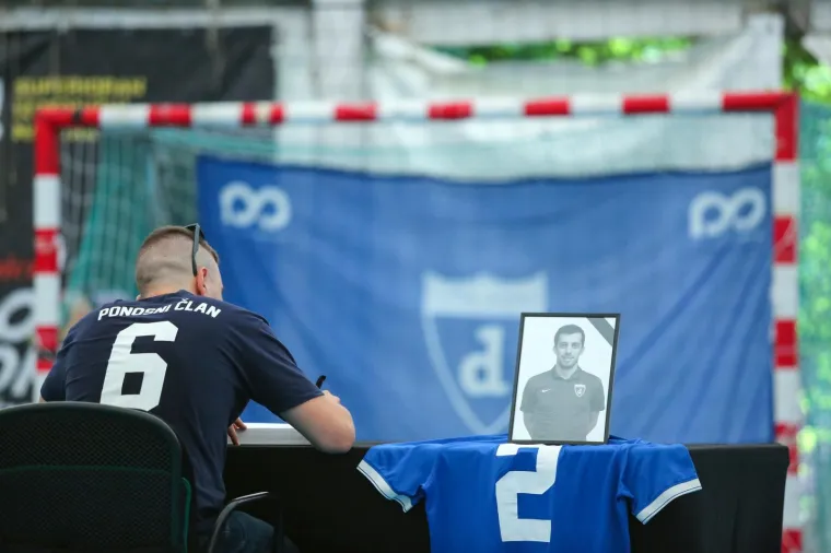 KOMEMORACIJA TRAGIČNO PREMINULIMA CAPARU I KADRNKI: Junaci Futsal Dinama nikad neće biti zaboravljeni