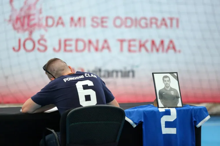 KOMEMORACIJA TRAGIČNO PREMINULIMA CAPARU I KADRNKI: Junaci Futsal Dinama nikad neće biti zaboravljeni
