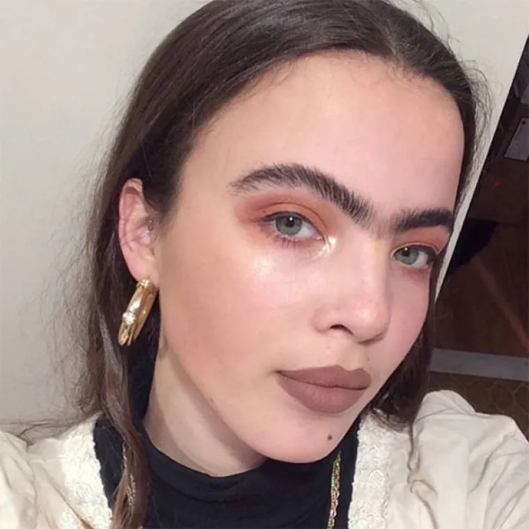 NOVI TREND U LJEPOTI MOŽDA NIJE ONO ŠTO STE OČEKIVALI: Cura se na Instagramu hvale spojenim obrvama