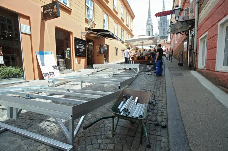 NA VRHU SKALINSKE JEDNA TERASA VEĆ U FUNKCIJI: Užurbano se postavljaju metalne konstrukcije i u ostatku ulice