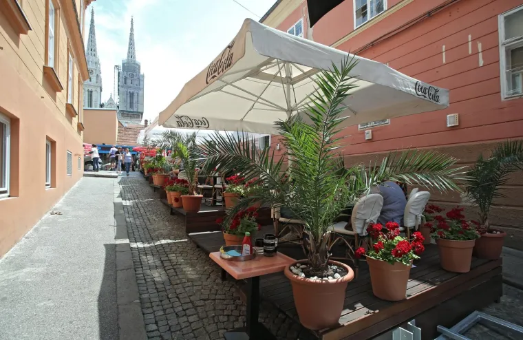 NA VRHU SKALINSKE JEDNA TERASA VEĆ U FUNKCIJI: Užurbano se postavljaju metalne konstrukcije i u ostatku ulice
